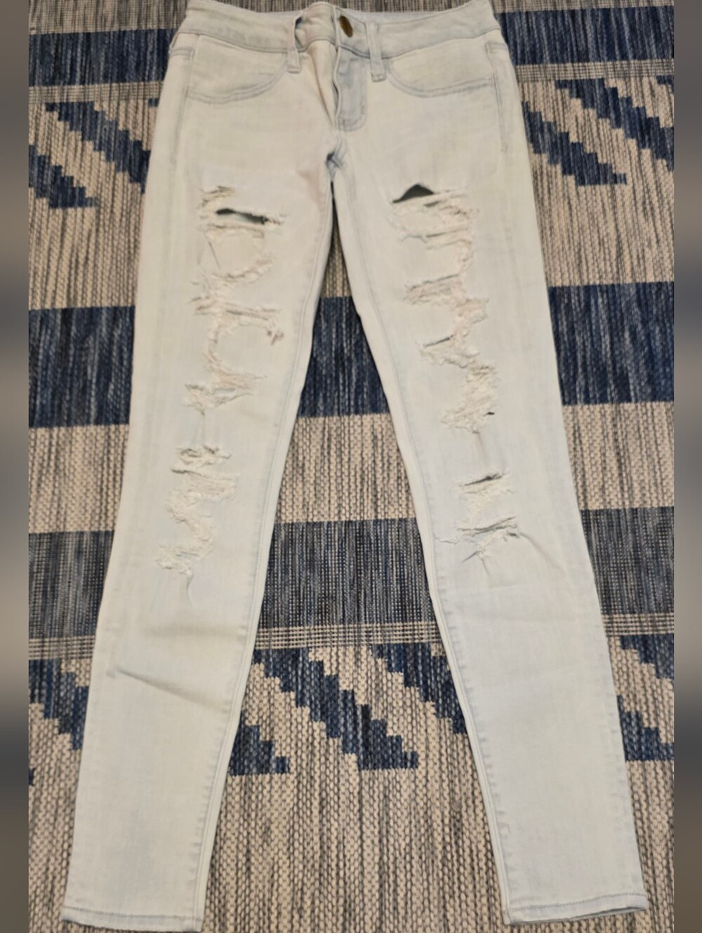 American EAGLE Ripped Light Wash Skinny Jeans for Women Size 2R